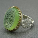انگشتر عقیق سبز زیبا با حکاکی و من یتق الله _کد:۲۸۲۰۷