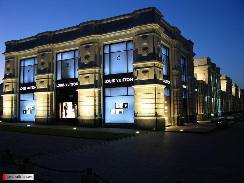 800px-Night_Ekaterinburg_Louis_Vuitton