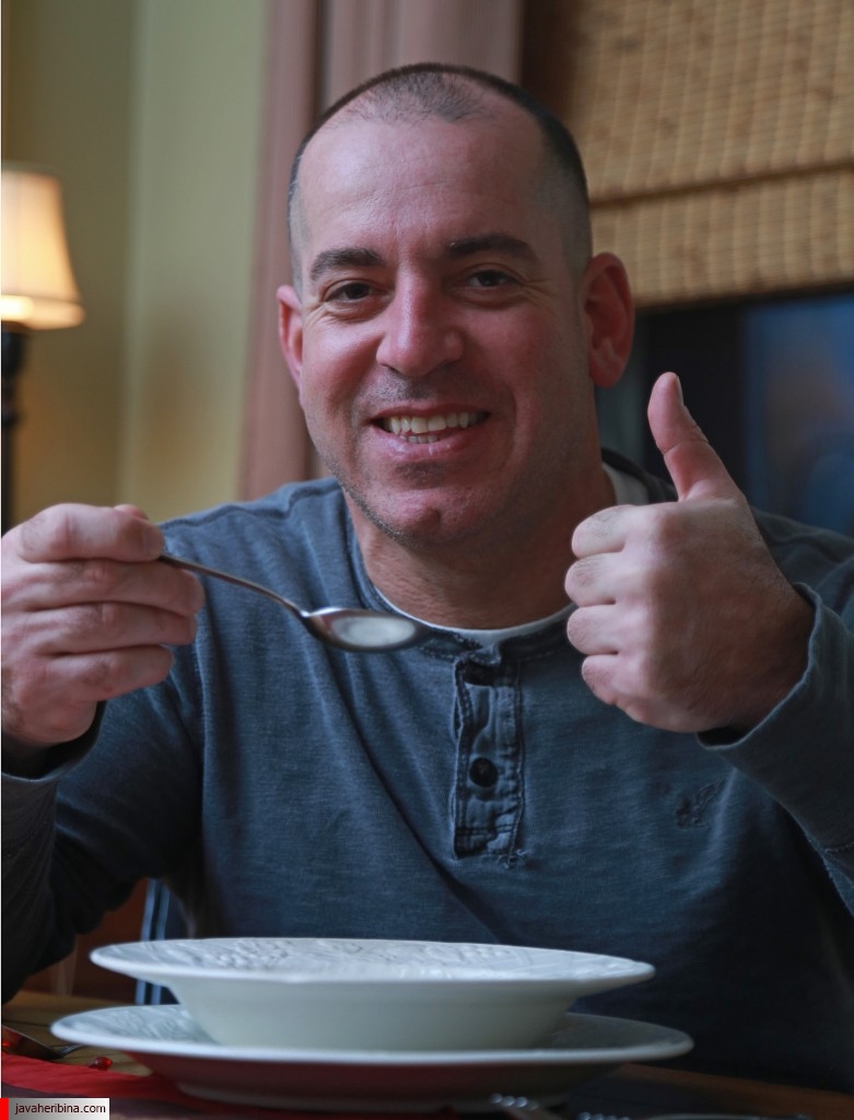(۰۲/۱۷/۲۰۱۵ Swampscott, MA) Mike Serino found a rare pearl in a clam while eating some Portuguese stew. Tuesday, February 17, 2015.