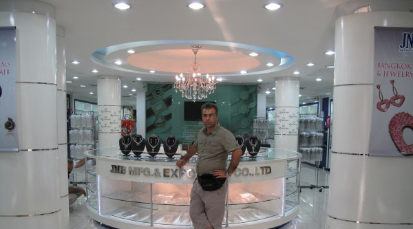 آقای بینا در نمایشگاه جواهرات و ابزارآلات بانکوک