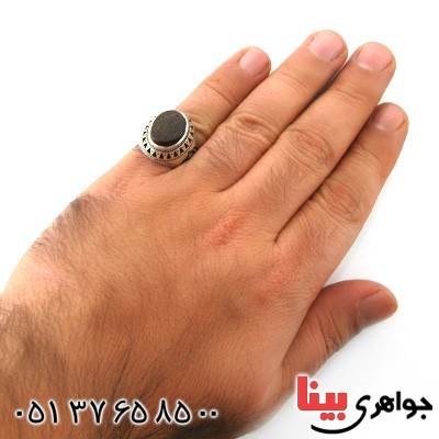 انگشتر عقیق قرمز مردانه درشت سیاه قلم اسلیمی با حکاکی و من یتق الله _کد:12325
