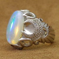 انگشتر اوپال سفید دور الماس فاخر 