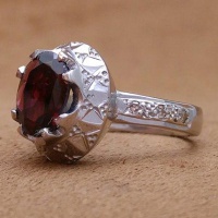 انگشتر یاقوت گارنت دور الماس زنانه بسیار زیبا 