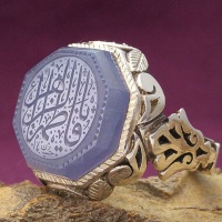 انگشتر عقیق یمنی کبود دور الماس با حکاکی خاص 