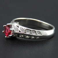 انگشتر یاقوت سرخ صنعتی خوشرنگ و خاص زنانه 