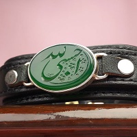 دستبند عقیق سبز خطی با حکاکی حسبی الله با قاب نقره دست ساز 