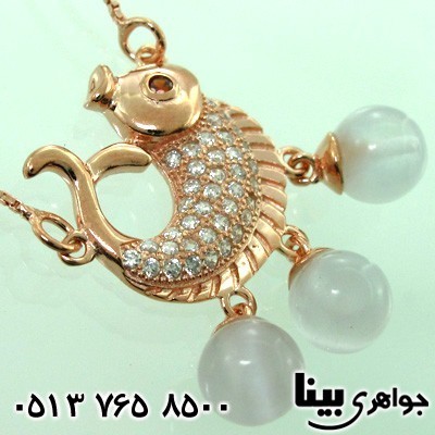 سینه ریز سنگ ماه (مون استون) زنانه طرح ماهی سه نگین