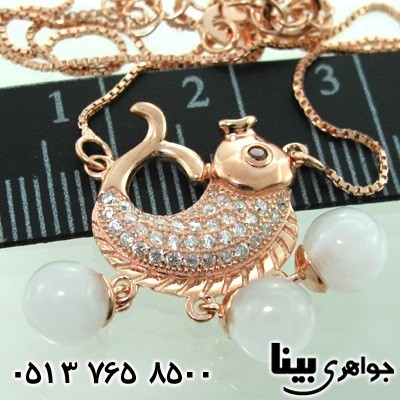 سینه ریز سنگ ماه (مون استون) زنانه طرح ماهی سه نگین