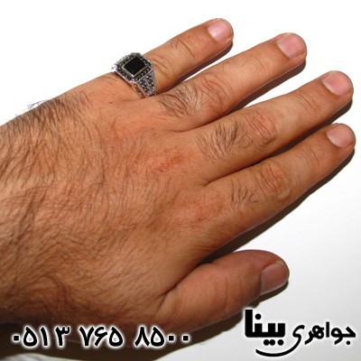 انگشتر عقیق سیاه (اونیکس) و حدید مربعی