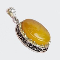 گردنبند عقیق زرد خطی تاج برنجی با حکاکی علی علیه السلام 