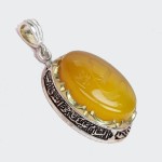 گردنبند عقیق زرد خطی تاج برنجی با حکاکی علی علیه السلام _کد:۳۴۹۵۱