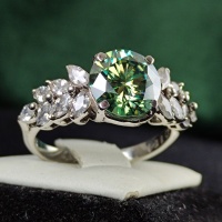 انگشتر الماس موزونایت سبز نقره زنانه 