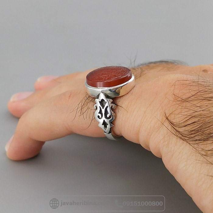 انگشتر عقیق یمنی سرخ با حکاکی و من یتق الله همراه با حرز و تربت _کد:35020