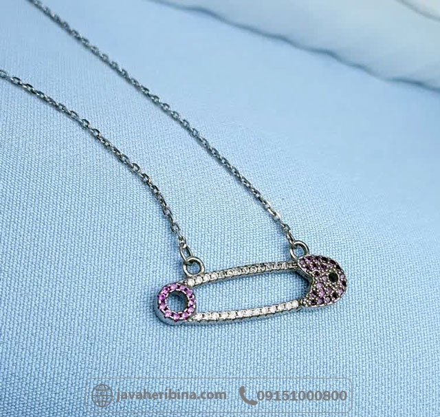 گردنبند نقره با طراحی خاص سنجاق همراه با زنجیر و نگین های درخشان _کد:35231