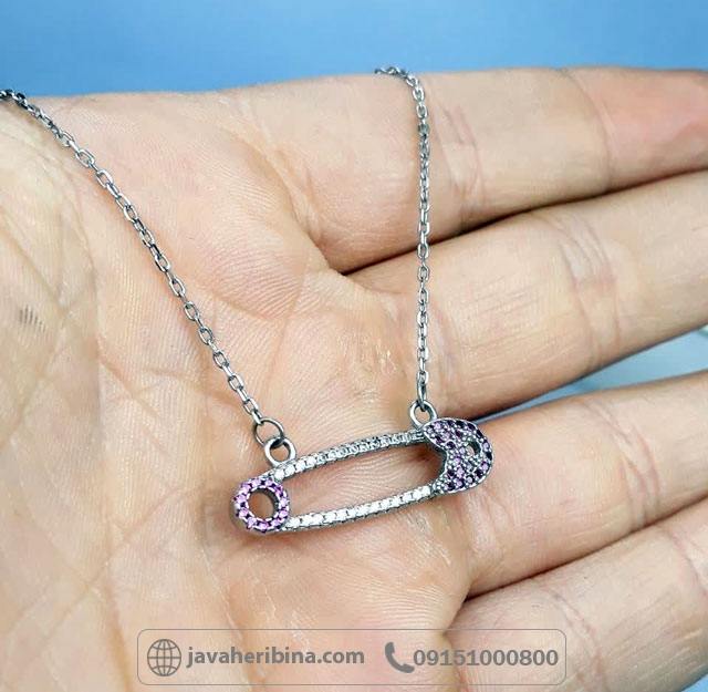 گردنبند نقره با طراحی خاص سنجاق همراه با زنجیر و نگین های درخشان _کد:35231