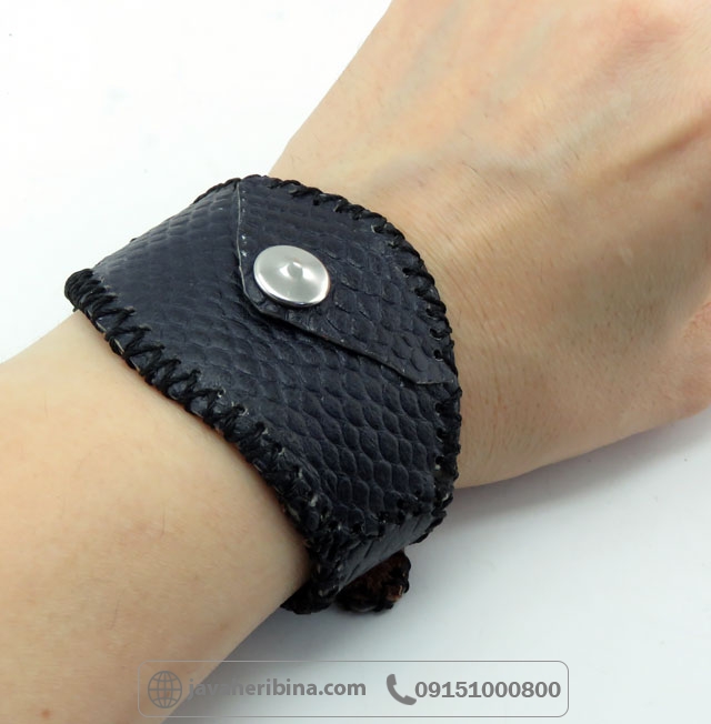 دعا و حرز کبیر امام جواد روی پوست آهو به همراه دستبند چرمی _کد:35269