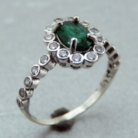 انگشتر زمرد نقره زنانه خوش رنگ و ظریف 