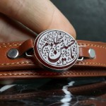 دستبند عقیق قرمز با حکاکی یا حسین مطلوم با قاب نقره دست ساز و چرم طبیعی _کد:۳۵۶۹۲
