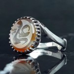 انگشتر عقیق یمنی دو رنگ نقره مردانه با حکاکی علی _کد:۳۵۶۹۸