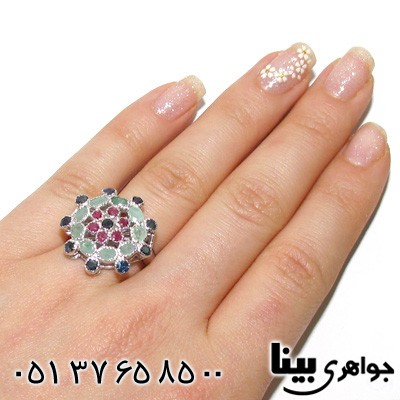 انگشتر چند جواهر یاقوت کبود و یاقوت سرخ و زمرد طرح گل زنانه درشت