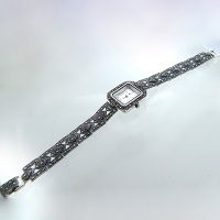 ساعت حدید زنانه طرح مستطیل و اشک