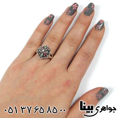 انگشتر چند جواهر یاقوت و زمرد زنانه طرح لوزی برجسته