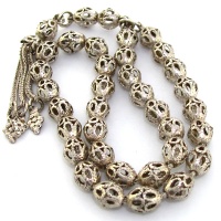 تسبیح نقره کروی طرح اره کاری سیاه قلم 