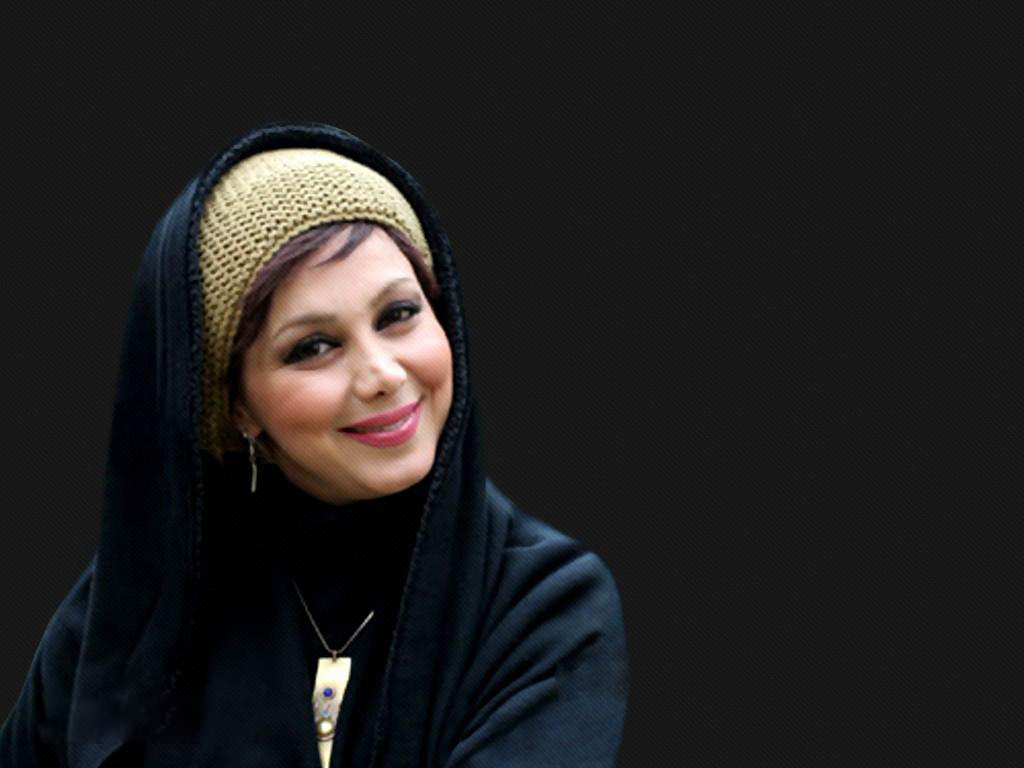بهنوش بختیاری با حجاب کامل بر روی فرش قرمز رفت…