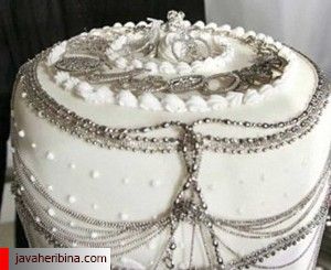 کیک خامه ای به همراه تزئینات طلا